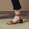 Sandali Moda letteratura e arte cintura in metallo fibbia quadrata estate versione coreana spessa tacco alto sandali in morbida pelle con fibbia a una linea da donna