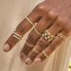 Cluster-Ringe Top-Qualität zierliche Kugel Perlenform Gänseblümchen-Blumen-Stacking-Band-Ring für Frauen Mode Goldfarbe Hochzeit Schmuck GroßhandelClu