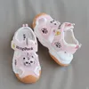 2022 Summer New Girls Sneakers Baotou Sandals Fashion Fashion Bottom Bottom não deslizamento bebê Primeira caminhada PRESTENHO ARREWALKER CRIANÇAS CRIANÇAS Praia Sandals