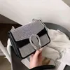 Borse Outlet texture 2022 nuova borsa quadrata piccola a spalla singola con diamanti stile messenger a catena da donna