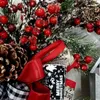 Dekorativa blommor kransar julkrans ytterdörr konstgjorda välkomst girlands eldstad röd och svart gitter hängande ornament
