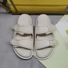 Sandaler Casual Sandals Senaste F Mönster Kvinnor Sandlipper Toppkvalitet äkta läderskodesigners Buckle Strap Sandal Flat Heel Bekväm toffel med låda