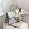 Handbag Store Nischentaschen mit geprägtem Einzelschulter-Seidenschal