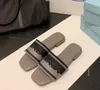 Tasarımcı Kadın İşlemeli Mektup Sandalet Düz Terlik Deri Deri Konforlu Kuzu Dinek Parti Topuk Yüksekliği 1.5cm