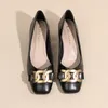 プラスサイズ35-43女性ポンプMed Heel Square Toe Pumps Office Lady Leahter Shoes Big Gold Metal Chain Soft Soles Slip on Shoes