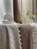 Fabricantes de cortinas Cortinas Ligeras Crema de lujo en relieve Alta precisión Flor de cuatro hojas Bolsa inclinada Ropa Tela Encaje Princesa YarnCur