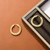 Niszowy design metalowy kołek pierścienia zakrzywiony powierzchnia diamentowe kolczyki Damskie Lekkie luksusowe akcesoria biżuterii w stylu