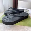 Damdesigner platt sandaler skumtofflor mode Damskor Metallspänne lyx Sexiga utomhusflip flops storlek 35-42 med originalkartong