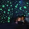 Lysande 3D -stjärnor prickar vägg klistermärke för barn rum sovrum hem dekoration glöd i den mörka månen dekal fluorescerande diy klistermärken 220727
