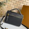 2022 Quality Pochette Handbag Messenger Bag präglade bokstäver crossbody väskor äkta läder flätade handtag sidor totalt klassisk satchel 03