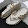 Slippers Summer Alphabet мужской шлепанцы пляж Пляж мягкие печатные сандалии против скольжения повседневные квартиры.