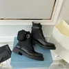 Дизайнерские женские ботильоны Блестящие кожаные ботинки на шнуровке RE-NYLON Сапоги до середины икры Черно-белые с кошельком Ботинки King с коробкой NO407
