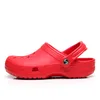 2022 Slippers Klassieke Klompen Sandalen Slip Op Zwart Wit Rood Casual Strand Waterdichte Schoenen Slides Mannen Verpleging Ziekenhuis Vrouwen werken Medische