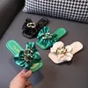 Flickor satin bow barn mångsidiga tofflor sommargröna enkla koreanska barn mode flatbottomed flipflops strandskor 220621