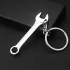 Nyckelringar för män Bilväska Keyring Tool Mini Utility Pocket CLAP Ruler Hammer Wrench -tång Skovel Axe Spanner Simulering Justerbar utomhus nyckelhållare smycken gåva