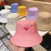 Designer Bucket Hat Solskydd Rejäla trendiga hattar Fritidskeps Nyhet 8 färger Design för man Kvinna Toppkvalitet