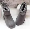 2022 Design clássico U5854 Mini botas de neve feminina curta Botas femininas mantêm botas quentes