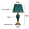 Estilo chino Verde Lámparas de mesa de cerámica de tela europea Cubierta de la sala de estar Dormitorio Estudio de la cama de la cama E27 Decoración Lámpara de mesa EU / AU / US / UK Enchufe