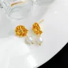 Gioielli di moda Orecchini pendenti con fiori color oro Orecchini di perle naturali dal design grazioso per regali da donna