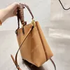 القماش يحمل حقيبة Women Crossbody أكياس الكتف عالية الجودة الكتف سعة كبيرة حمل الأزياء تطريز الحقائب اليدوية الجلدية الحزام مصمم فاخر عبر الجسم