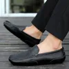 Sapatos de couro Sapatos de luxo deslizamento casual da moda em pomotes formais homens mocassins Sapatos de condução machos pretos italianos 220716