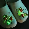 MOQ 50 PZ Fluorescente 2D pvc croc JIBZ modello di cartone animato di moda Glow in the dark charms per scarpe fibbie Luminoso zoccolo accessori per scarpe decorazioni sandali adatti