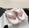 Designer Sandalen 22S Frauen Flip-Flops Dicke Unterseite Quadratische Zehen Hausschuhe Echtes Leder Rutschen Außensohle Schaffell Futter Strandschuhe Bule