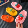 귀여운 만화 과일 부드러운 부드러운 비 슬립 PVC 슬리퍼 샌들 한국 여자 아기 소년 소년 유아 유아 어린이 홈 비치 신발 여름 L220627