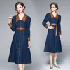 Casual Dresses Vintage Women Denim Dress Högkvalitativ Autumn Pu Stäng av krage som skarvar enbröd A-line vestidos med bälte