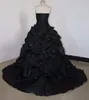 Gotische Schwarz-Weiß-Ballkleid-Hochzeitskleider, herzförmiger, ärmelloser, langer Zug, Brautkleider, gerüschte Spitzenapplikationen, Vintage-Braut, formelles Kleid, Robe in Übergröße