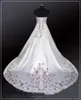 Abiti da sposa con ricami rossi e bianchi Abito da sposa country vintage con corsetto gotico pieghettato senza spalline