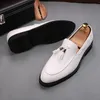 Brogue män elegant italienska festklänningskor varumärke slip-on mode formell coiffeur patent bröllop läder casual affär loafers