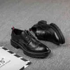 새로운 블록 남성의 영국 포인트 조각 가죽 비즈니스 드레스 한국 통기성 검은 웨딩 신발