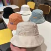 Stingy Brim Hats 남성 디자이너 양동이 모자 여성 패션 캔디 솔리드 컬러 편지 커플 야외 거리 촬영 쇼핑