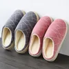 Sapatos de chinelos para mulheres 2022 Lazer de inverno Feminino simples Casa de fundo grossa casal interno macio de algodão respirável quente e respirável