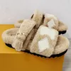 Paseo Flat Comfort Mules Slippers Это зимнее интерпретация показывает пушистую шарлинг для мгновенного тепла и мягкости Широкие передние ремни с контрастным логотипом