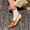 INS Nytt lyxvarumärke Kvinnor Sandal Close Toe Slingback Pumps Tunna klackskor Mode ihålig spetsad tå Mule fransk brittisk stil G220520