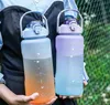 Grande bottiglia d'acqua da mezzo gallone con cannuccia Indicatore del tempo motivazionale Bocca larga Senza BPA A prova di perdite Brocca sportiva da 2 litri per appassionati di fitness all'aperto