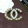 Luxe Dames Designer Merk Letter Broches 18K Vergulde Bloem Inleg Kristal Strass Sieraden Broche Charme Parel Pin Trouwen Bruiloft Cadeau Accessoire