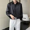 Camisas casuales para hombres Estilo coreano Diseño de rayas verticales Botón Harajuku Camisa de manga larga para hombres Negro Blanco Eldd22