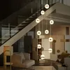 Hanger lampen trappen lange lichten moderne minimalistische villa Noordse woonkamer roterende trap hangende lamp lichtpendant