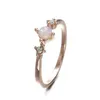 Rose Fashion Gold White Fire Opal Crystal Kobiety Slim Wedding Pierdzież Delikatna biżuteria USA Rozmiar 6-10196L