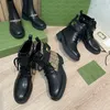 Stiefeletten im britischen Stil, klassische Designer-Buchstaben, verwobene Metallschnalle, Dekoration, Damenschuhe, hochwertige Martin-Stiefel mit Schnürung aus Rindsleder und Reißverschluss