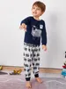 Pyjama-Set für Kleinkinder und Jungen mit Cartoon- und Buchstabengrafik „SHE“.