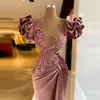 Sheer Neck Rose Pink Velvet aftonklänningar paljetterade veckar prom klänningar korta puffiga ärmar Kändisskvinnor Formella festtävlingsklänningar