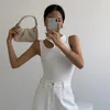 Twotwinstyle Rahat Beyaz Kesip kadın T Gömlek Yuvarlak Boyun Kolsuz Kore Slim T Shirt Kadın Giyim Yaz Moda 220408