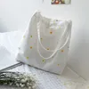 Petits sacs en toile pour femmes 2022 filles Shopper Designer sac à main broderie décontractée avec marguerite Crochet mignon maille épaule sac fourre-tout BBE13658