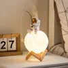 Figurine di astronauti Decorazioni per la casa Resina Space Man Miniatura Luce notturna Umidificatore Nebbia fredda Accessori Regali di compleanno 220628