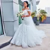 2022 Arabiska vintage sjöjungfru bröllopsklänningar från axel spetsar kristallpärlor kapell tåg plus storlek formell brudklänningar mantel de mariee