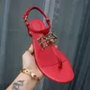 2022 Yeni varış tasarımcı Düz sandaletler metal şerit Patent Deri Kadın Haraç Gerçek Mektup Sametal toka kadın ayakkabı plaj parmak arası terlik slaytlar